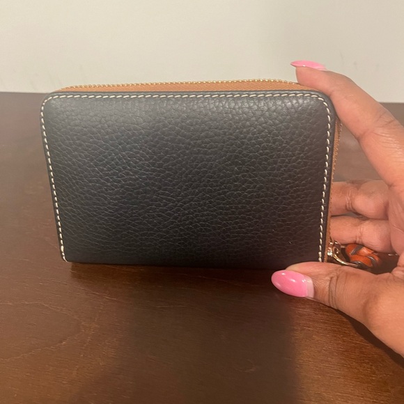 ❤️ Authentic Dooney and Bourke Pebble Grain Medium Zip Around Wallet ❤️ - Picture 4 of 7